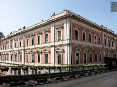 L�adiacente Pitagora fu invece terminato nel marzo 1930. Di ispirazione neoclassica, presenta una facciata in bugnato nella fascia inferiore e di colore salmone nei piani superiori